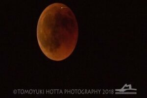 El eclipse lunar con luna de sangre más largo del siglo hizo mirar al cielo