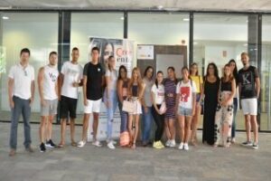 Jóvenes gitanos conocen el programa de cualificación y empleo de la Cámara de Comercio