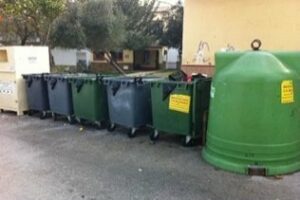 La Policía inicia una campaña contra las basuras fuera de horario y los perros en la playa