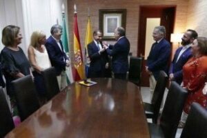 Landaluce recibe al embajador de Qatar, al que muestra la potencialidad de la ciudad y el puerto