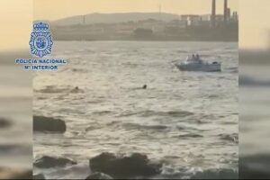 (VÍDEO) Un policía nacional rescata a nado a un inmigrante que saltó antes de llegar al CATE