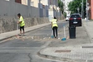 El Ayuntamiento acomete la limpieza y el desbroce integral de la barriada de La Piñera