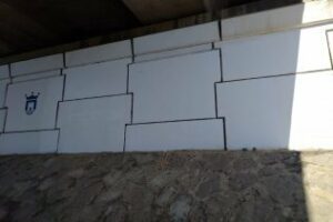 El Ayuntamiento elimina grafitis y pintadas en diversos puntos de la ciudad