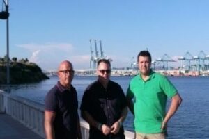 AxSí exige que se solucionen los vertidos y malos olores en los terrenos junto al paseo de La Cornisa