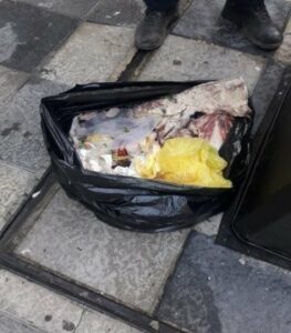 La Policía Local denuncia al propietario de una carnicería por depositar desechos en la vía pública