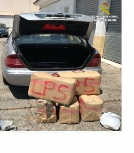 Intervienen 165 kilos de hachís en el interior del maletero de un vehículo y detiene a su conductor en San Roque