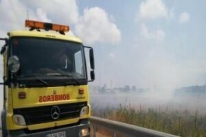 Bomberos evitan que un incendio de pastos alcance a una gasolinera de Los Barrios