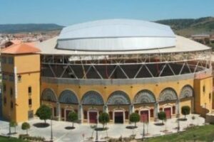 Anuncian el inicio de las obras para finalizar la cubierta de la Plaza de Toros de Los Barrios