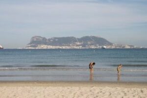 El PSOE exige al PP que cumpla la moción para que las playas sean accesibles para todos