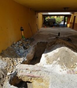 Denuncian que ARGISA tiene a trabajadores realizando una zanja de 15 metros a pico y pala en agosto