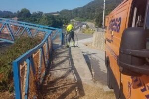 El Ayuntamiento acomete la limpieza de la pasarela peatonal de la barriada de Pelayo