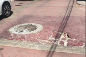 Vecinos de El Rinconcillo denuncian el mal estado del acerado en la calle Cabo San Vicente