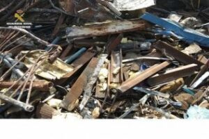 Roban las traviesas y anclajes de hierro de la vía férrea entre Algeciras y La Almoraima