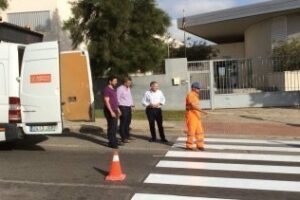 Repintan los pasos de peatones situados junto a los centros educativos y en las inmediaciones