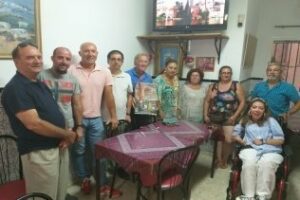 Jorge Páez Vera firma el libro de honor de la Asociación El embarcadero