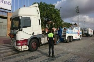 Retiran los camiones y autobuses aparcados en la vía pública urbana con un servicio de grúa especial