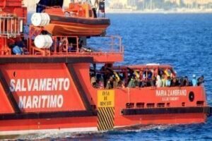 Salvamento Marítimo rescata a 72 inmigrantes, entre ellos seis menores, en una patera