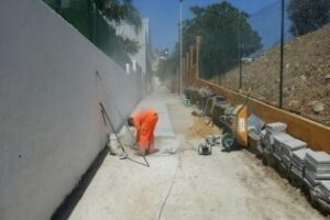 Reponen la solería del callejón existente entre el tanatorio de la Cuesta del Rayo y el colegio San Bernardo