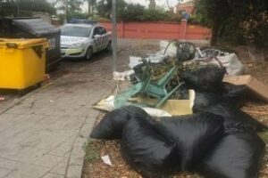 La Policía Local denuncia a un vecino de la Colonia San Miguel por arrojar residuos y enseres