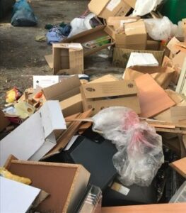 La Policía Local denuncia a un establecimiento de San José Artesano por arrojar residuos