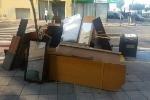 La Policía Local denuncia a un ciudadano del centro por arrojar enseres a la vía pública