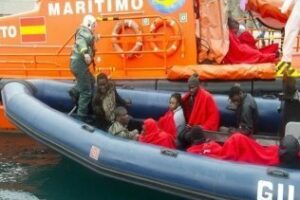 Salvamento Marítimo rescata a 140 inmigrantes de cuatro pateras en aguas del Estrecho