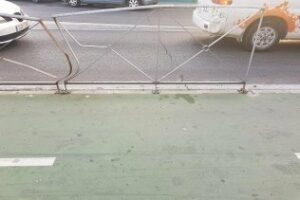 Izquierda Unida denuncia el estado de las barreras de protección del carril bici de Algeciras