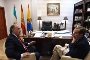 El delegado de Exteriores se despide del alcalde al ser nombrado embajador en Argelia