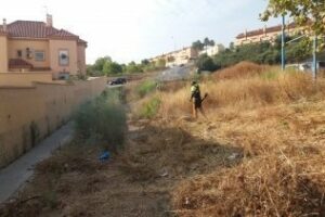 El Ayuntamiento acomete la limpieza y el desbroce de varias zonas del barrio de San García