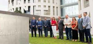 Susana Díaz visita las Torres de Hércules y valora la apuesta por la innovación de Maersk Line