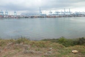 Aparece un mancha de combustible en la dársena del puerto, en la zona del Paseo de la Cornisa