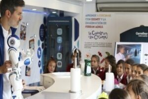 La Caravana de la Salud apadrinada por Ferran Adrià y Disney llega al campo de Gibraltar