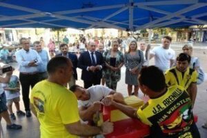 La Plaza Alta acoge la competición de lucha de brazos de los Juegos de Policías y Bomberos