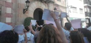 Madres y padres de alumnos, en pie de guerra con el alcalde por la falta de mantenimiento de los colegios
