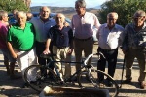 Un grupo de aficionados al ciclismo y competidores rinde un homenaje a la familia Pino