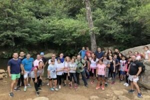 Medio centenar de personas participa en la ruta senderista convocada por el río de la Miel