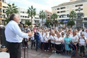 La gimnasia y el baile al aire libre centran la celebración del Dïa del Mayor en la plaza Alta