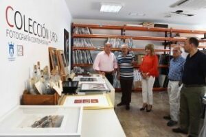 El alcalde visita la fototeca que UFCA ha ubicado en el Centro Documental José Luis Cano