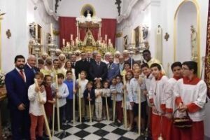 La Virgen de Europa procesiona por las calles con motivo de la festividad del Rosario