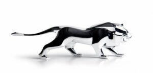 Peugeot celebra más de 200 años de la marca con una figura decorativa de su mítico león