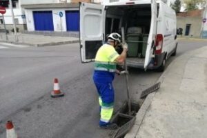 Emalgesa acomete trabajos de limpieza de imbornales en la barriada de La Juliana