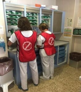 El Punta Europa reparte chalecos a enfermeros para la administración de la medicación