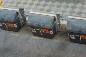 El horario para tirar la basura se adelanta a las siete de la tarde durante el otoño y el invierno