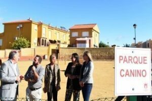 El Ayuntamiento inaugura un nuevo parque canino en la barriada de San Bernabé