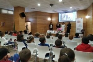 La escritora de cuentos infantiles Esther Oñate muestra su obra en el Día de las Bibliotecas