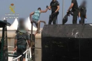 Rescatados cuatro inmigrantes que nadaban hacia el casco de un barco que partía a Algeciras
