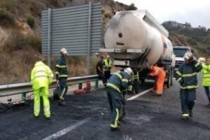 Un camión cisterna lleno de combustible arde en Los Barrios