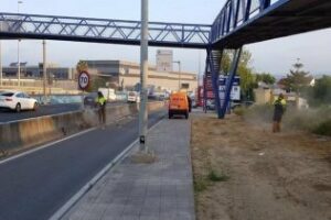 El Ayuntamiento limpia los márgenes de la carretera en los accesos norte y sur de la ciudad