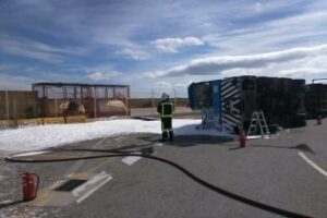 Vertido de gasoil en el puerto de Algeciras al volcar un camión