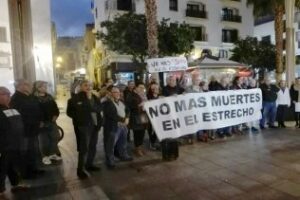 Medio centenar de personas claman en la Plaza Alta contra las muertes en el Estrecho